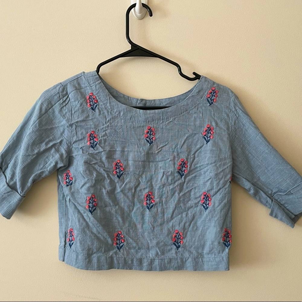 Blue Cropped blouse with embroidery and buttoned back